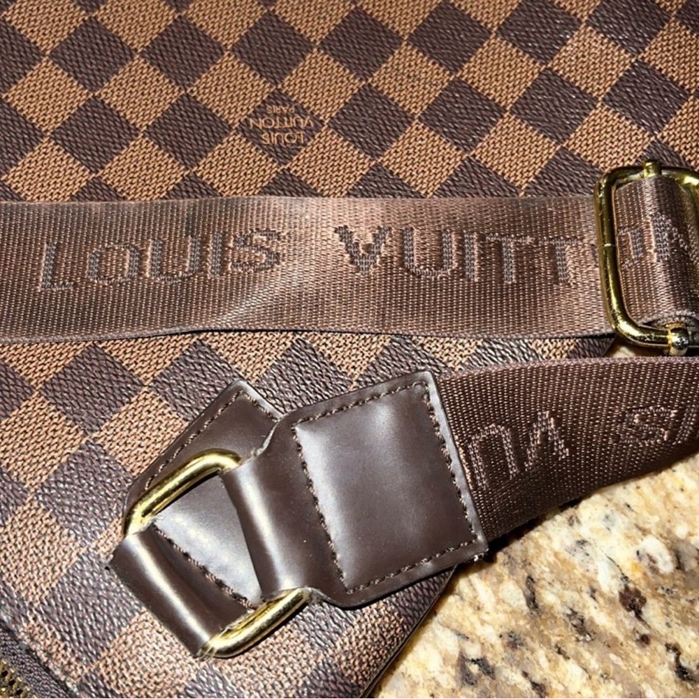 Rep. LV Crossbody - Picture 7 of 15